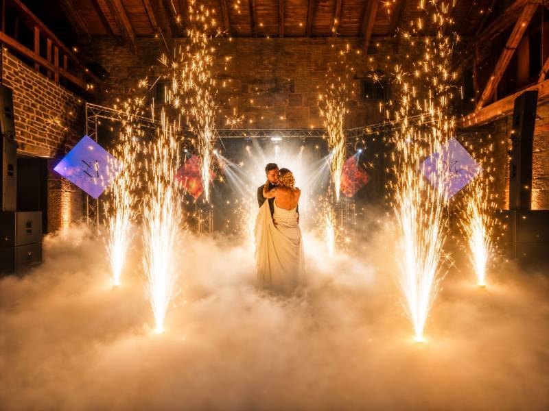 étincelles tournant pour première danse avec fumée lourde mariage voyageur gitan au château Roquefeuille à Pourrières