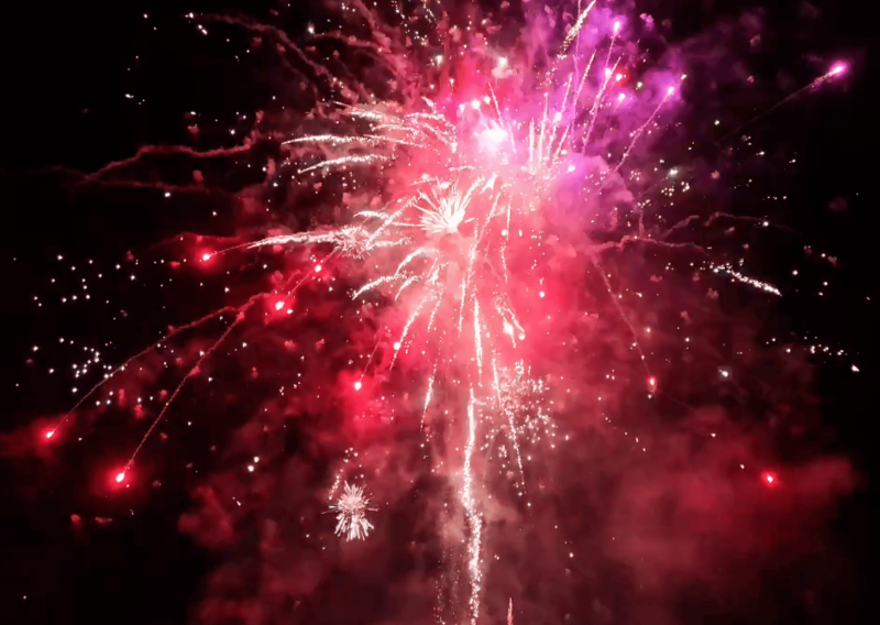 feux d'artifices de nuit à la tour d'aigues-marines près de cavaillon