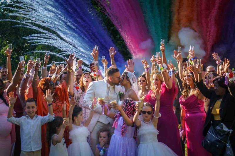 FUSEES DE COULEURS POUR MARIAGE DOMAINE RIVIERA GEMENOS PRES DE MARSEILLE