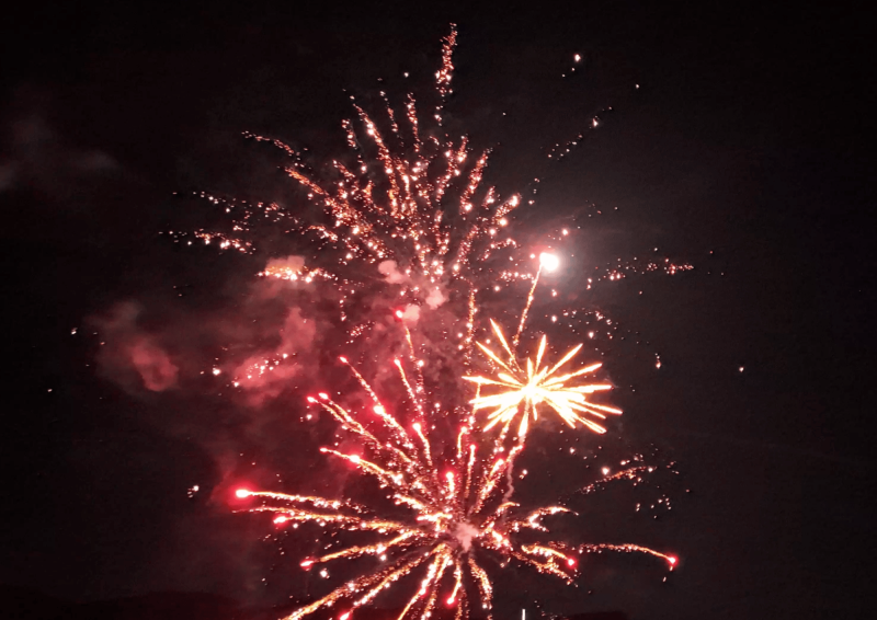 feu d'artifice de nuit trèts