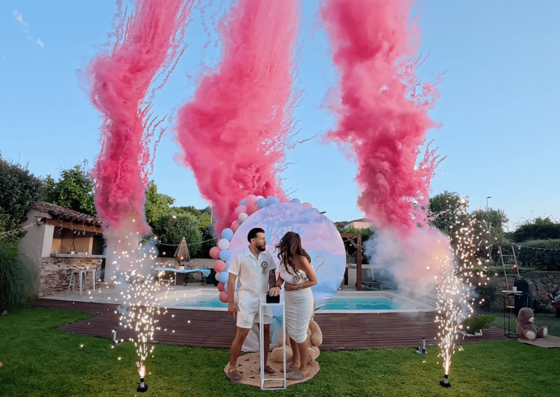 gender reveal avec fusées de couleurs sur Marseille