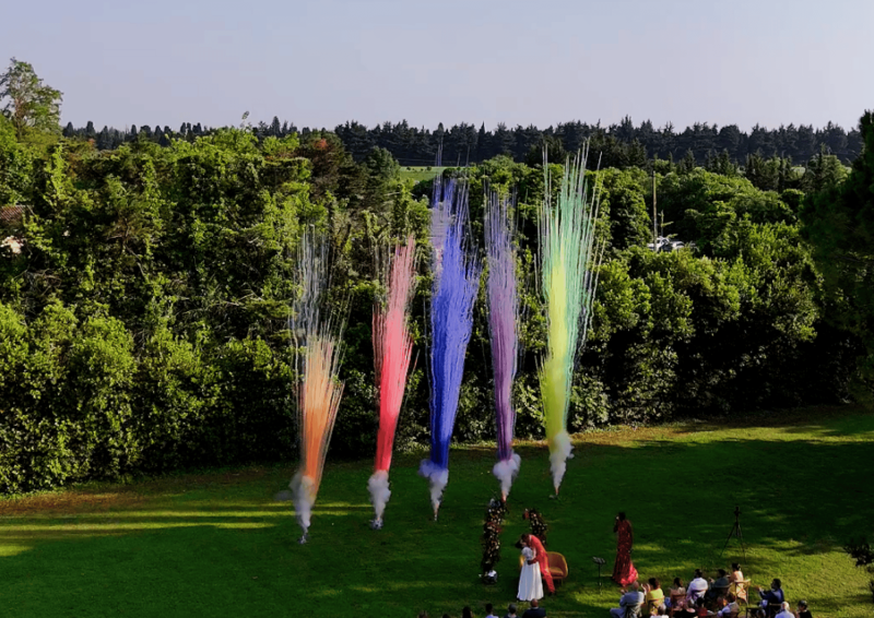 Mariage avec un final de cérémonie avec 5 fusées de couleurs dans les Bouches du Rhône