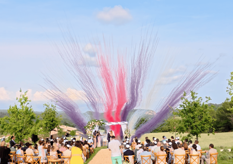 fusées de couleur en fin de cérémonie pour un mariage