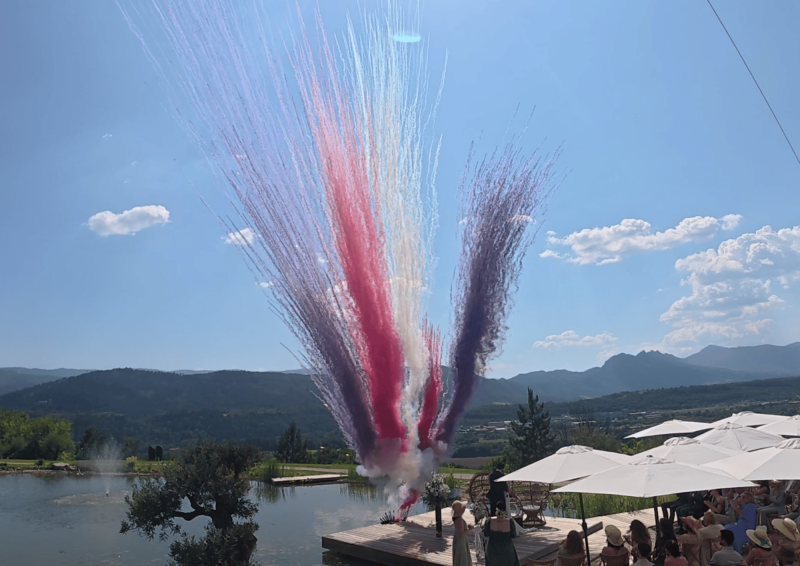 fusées de couleur mas des 5 fontaines mariage