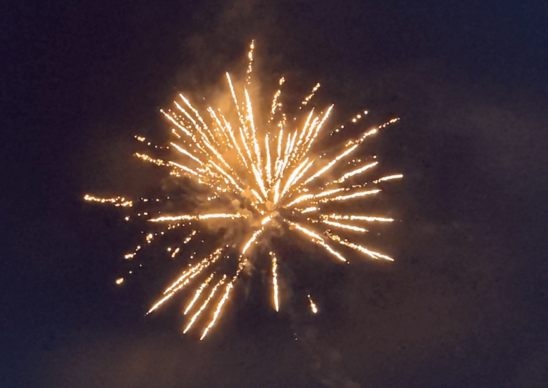 feux d'artifice de nuit à saint Raphael près de saint tropez