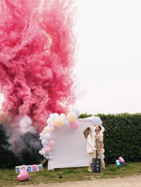 gender reveal buzzer et fusées de couleurs à Ramatuelle près de Saint Tropez