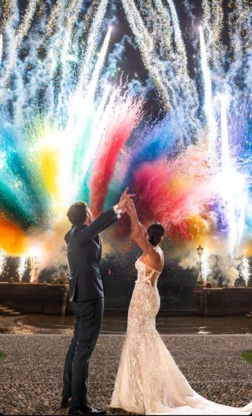 combinaison de feux d'artifices de jour et de nuit