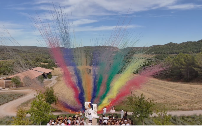 Fusées de couleurs fin de cérémonie laïque pour un mariage près de Sisteron