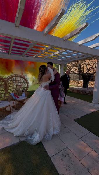 Fusées de couleurs en éventail ou feux d'artifices de jour pour cérémonie laïque pendant un mariage au Domaine de la bouverie