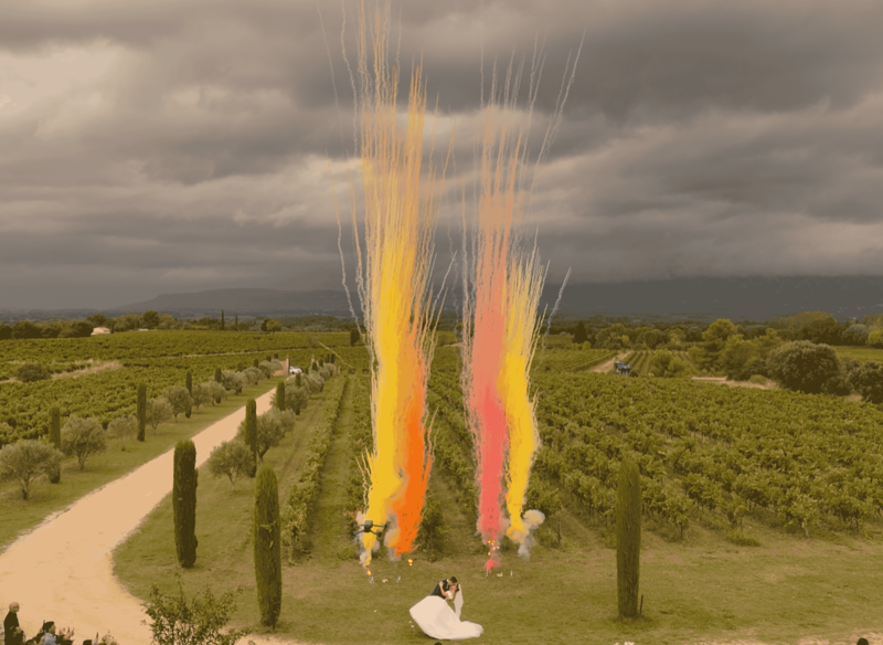 Fusées de couleurs pour une arrivée au Mas des Auréliens