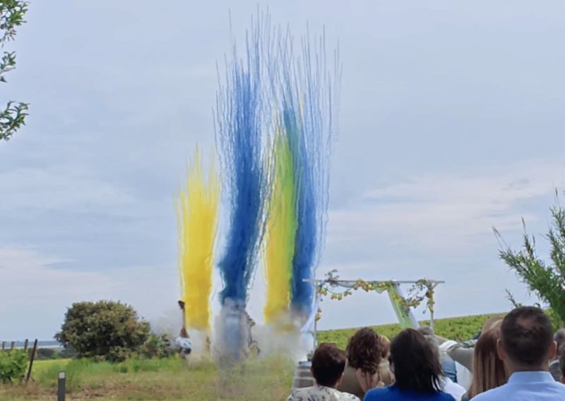 fusées de couleur bleu et jaune au chateau bellefontaine à beauvoisin près de Arles