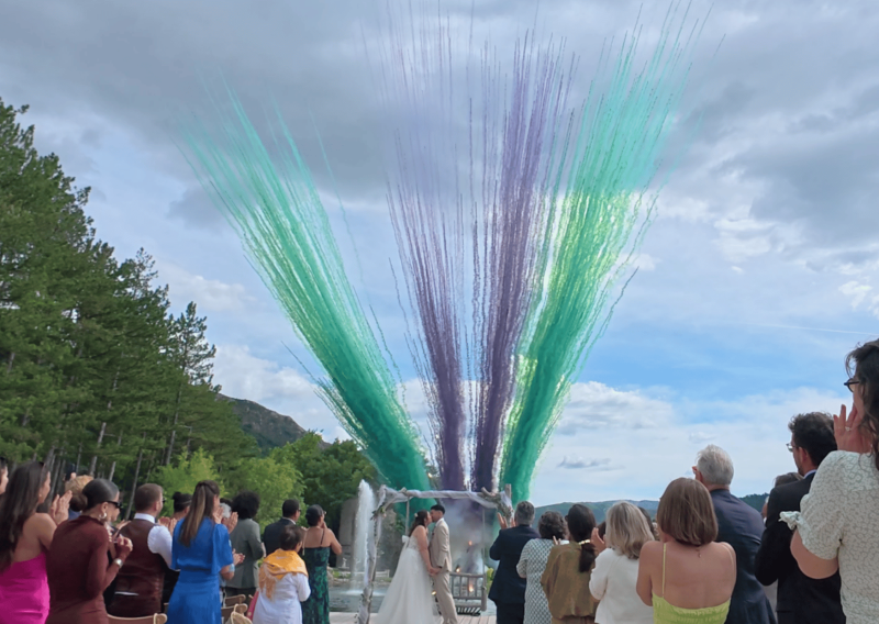 fusées de couleurs pour mariage au Mas des 5 Fontaines à Sisteron