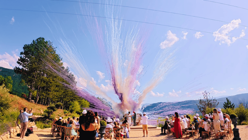 fusées de couleurs pour mariage fin de cérémonie