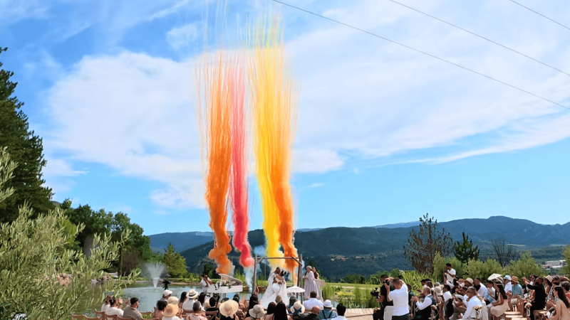 fumigène de couleur pour cérémonie pendant un mariage près de Marseille