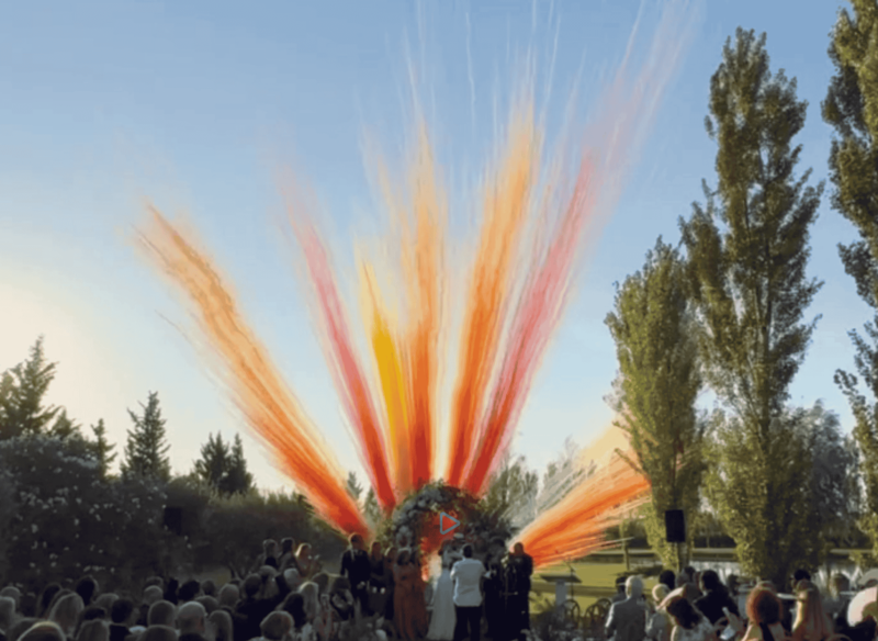 fusée de couleur pour mariage au Mas de Mauléon