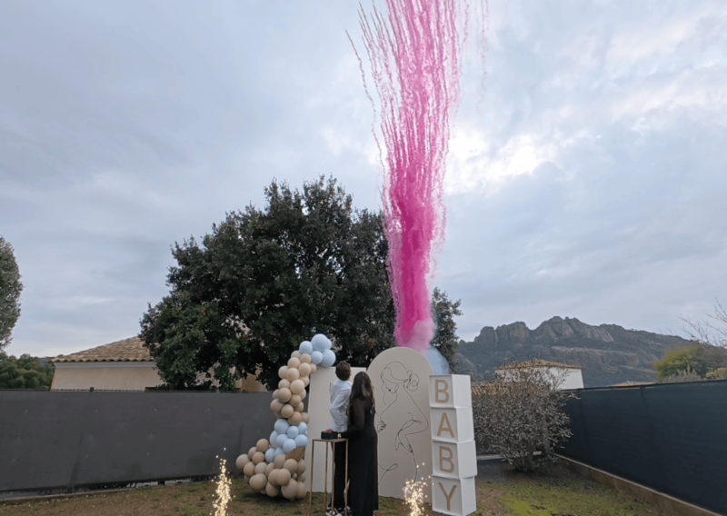 gender reveal avec fusées de couleurs à Roquebrune sur argons près de Saint Raphael