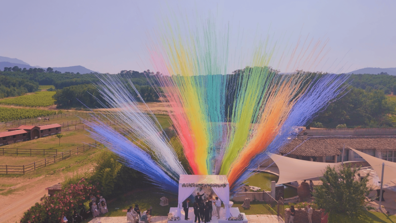 fusées de couleurs pour fin de cérémonie pendant un mariage près de Marseille