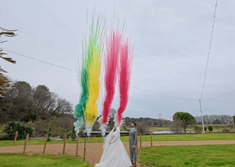fusées de couleur pour mariage à la roque d'anthéron près de villelaure