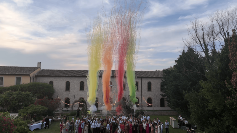 feux d'artifices de jour pour photo de groupe pendant un mariage
