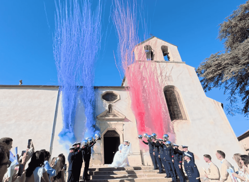 Feux d'artifices de jour ou fusées de couleurs à la sortie de l'église près de Marseille à Reillanne