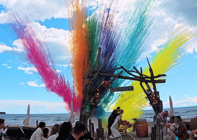 fusées de couleur mariage plage manovi cap d'agde
