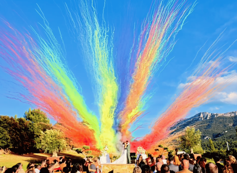 fusées de couleurs pour mariage au château de Roquefeuille à Trets près de Marseille