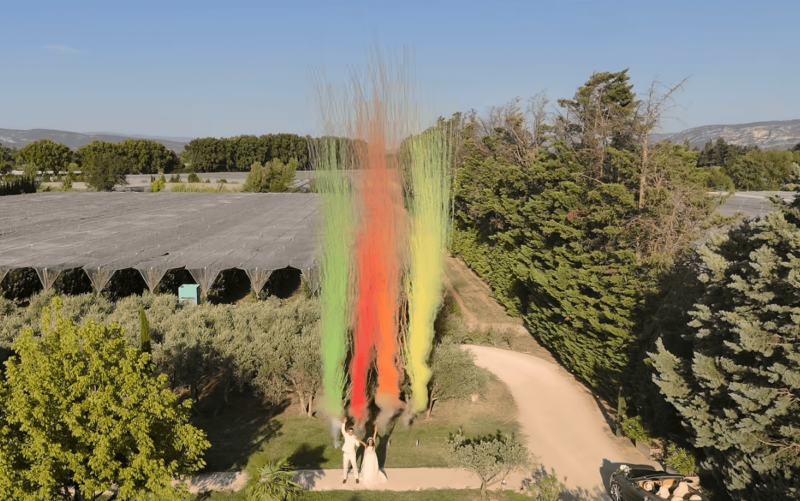 feux d'artifices de jour pour une arrivée des mariés sur le domaine près de cavaillon 