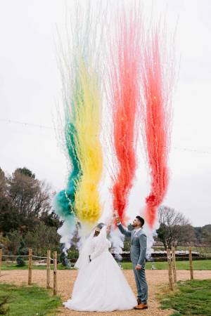 fusées de couleur au Domaine Amourella pour l'arrivée des mariés à villelaure près de la roque d'anthéron