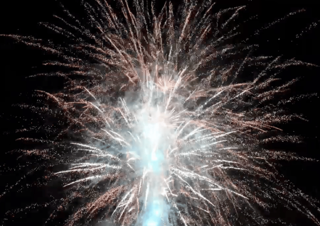 feux d'artifices de nuit à Aix en provence près d'astres