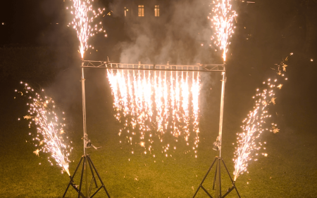 Jets de scène effet froid pour wedding cake au CHATEAU LES 3 fONTAINES