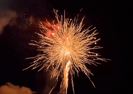 feu d'artifice de nuit à Avignon près de Rochefort le Gard