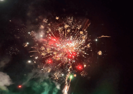 feu d'artifice de nuit à Avignon près de Rochefort du Gard