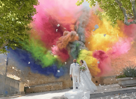 fusées de couleurs pour un mariage près de Marseille à la tour d'aigues
