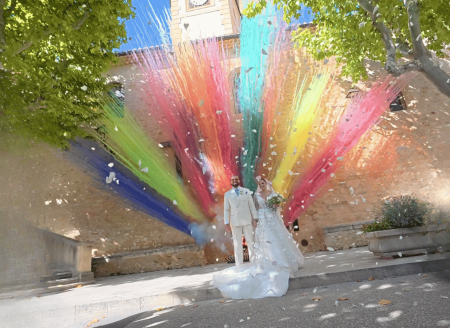 fusées de couleur face à l'église de la Tour d'aigues près de Marseille