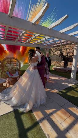 Fusées de couleurs en éventail ou feux d'artifices de jour pour cérémonie laïque pendant un mariage au Domaine de la bouverie