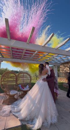 Fusées de couleurs en éventail ou feux d'artifices de jour pour cérémonie laïque pendant un mariage au Domaine de la bouverie
